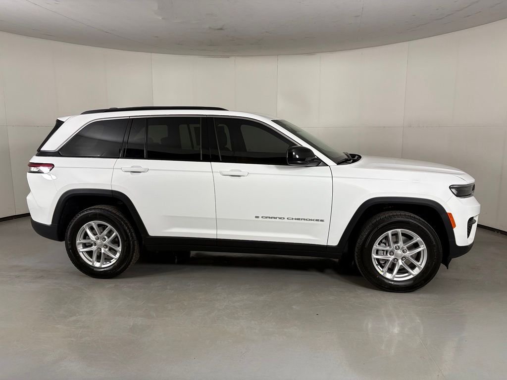 New 2026 Bright White Clear-Coat Exterior Paint Jeep Laredo image 9