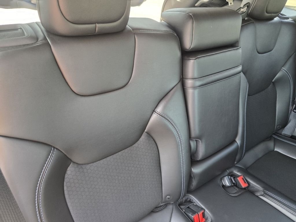Used 2019 Black Jeep Latitude Plus image 17