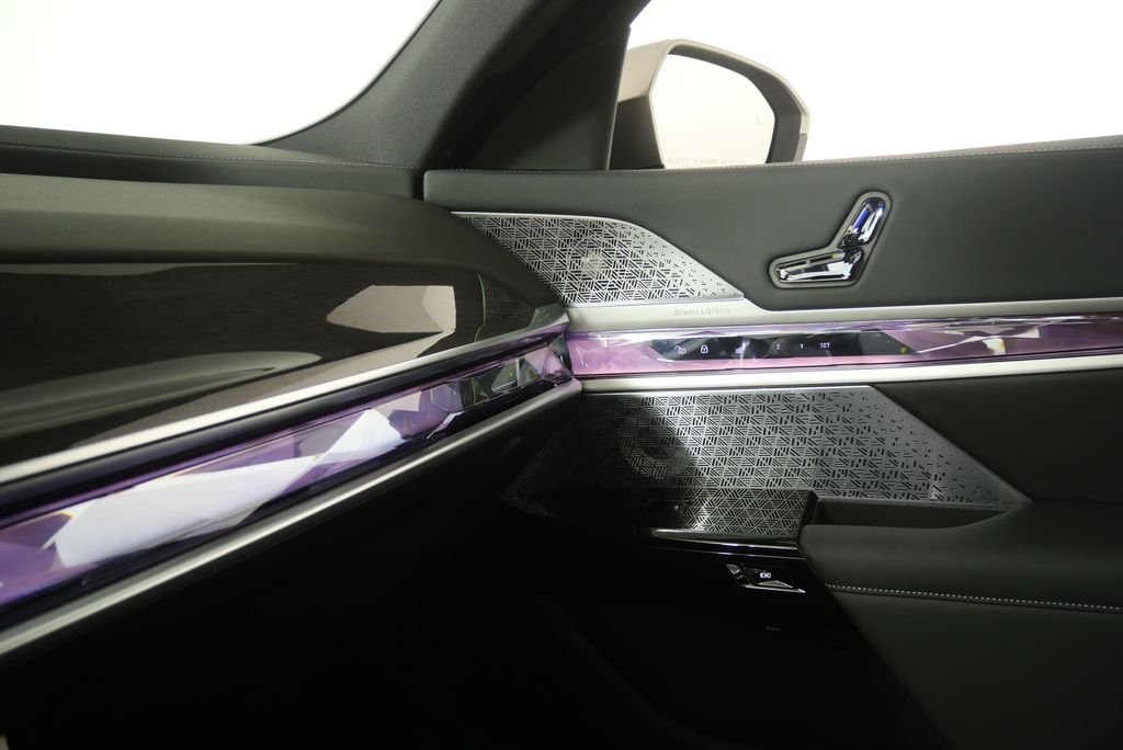 New 2026 Oxide Grey Metallic BMW xDrive60 image 25