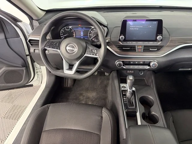 Used 2025 White Nissan 2.5 SV image 28