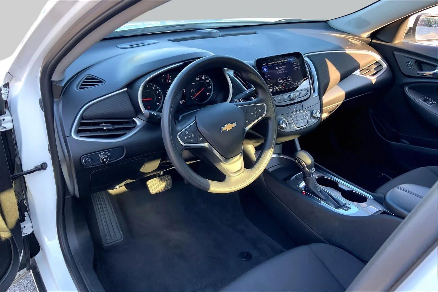Used 2024 Summit White Chevrolet LT image 18