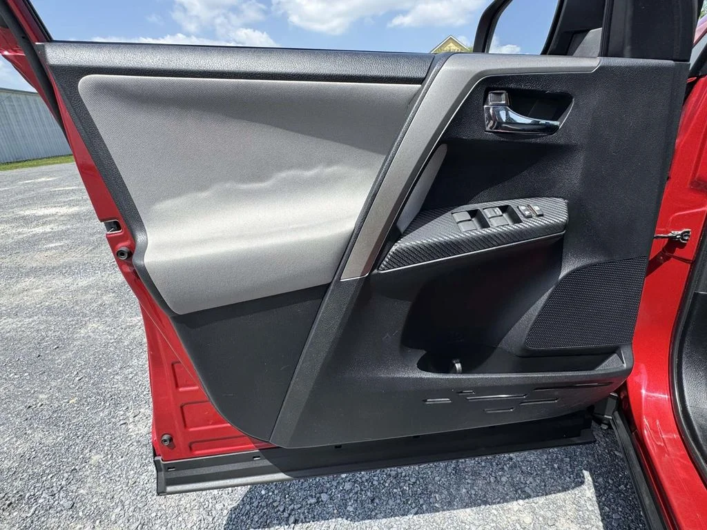 Used 2014 Red Toyota XLE image 26