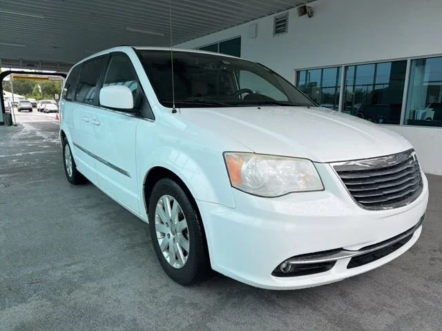 2016 Chrysler Town & Country Touring's photo