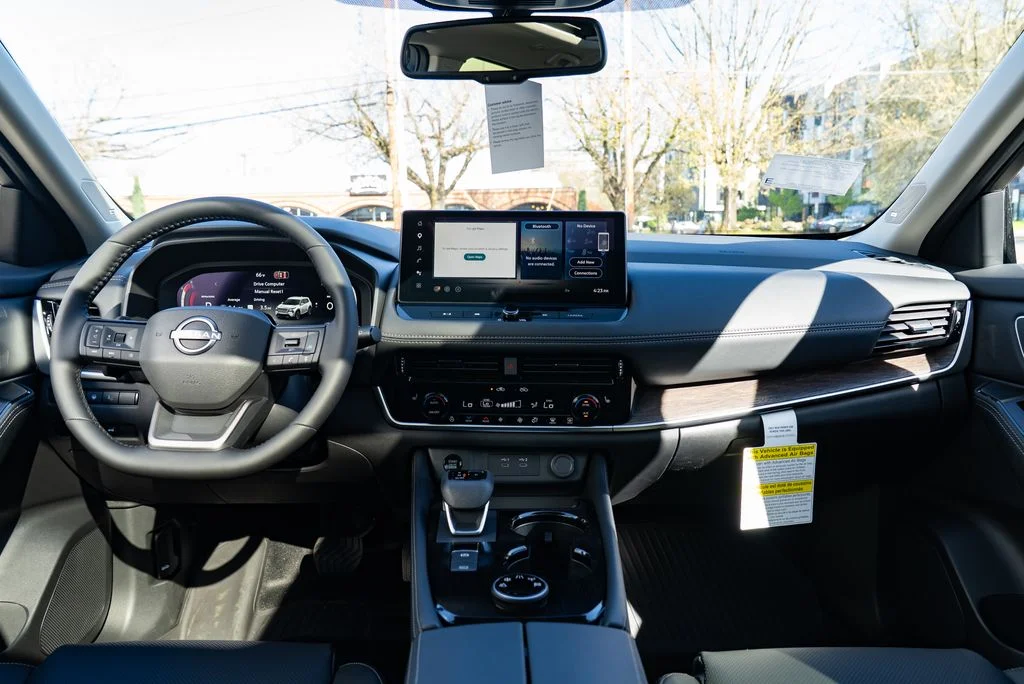 New 2026 Boulder Gray Pearl / Super Black Two-tone Nissan Platinum image 10