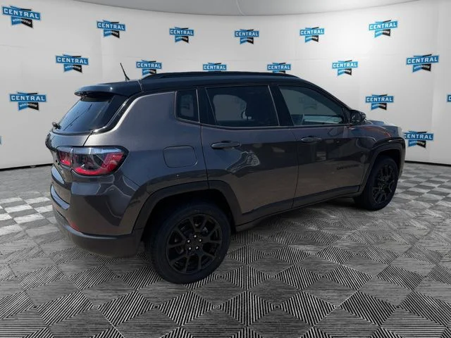 Used 2022 Gray Jeep Latitude image 5