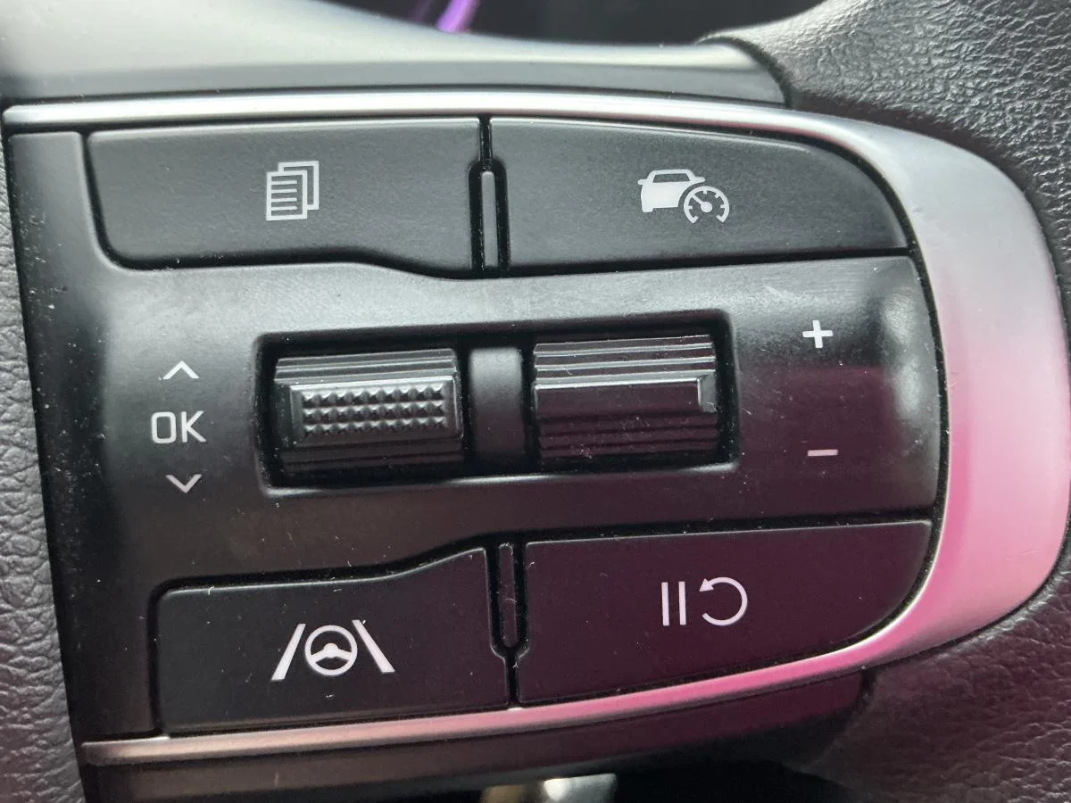 Used 2023  Kia LX image 25
