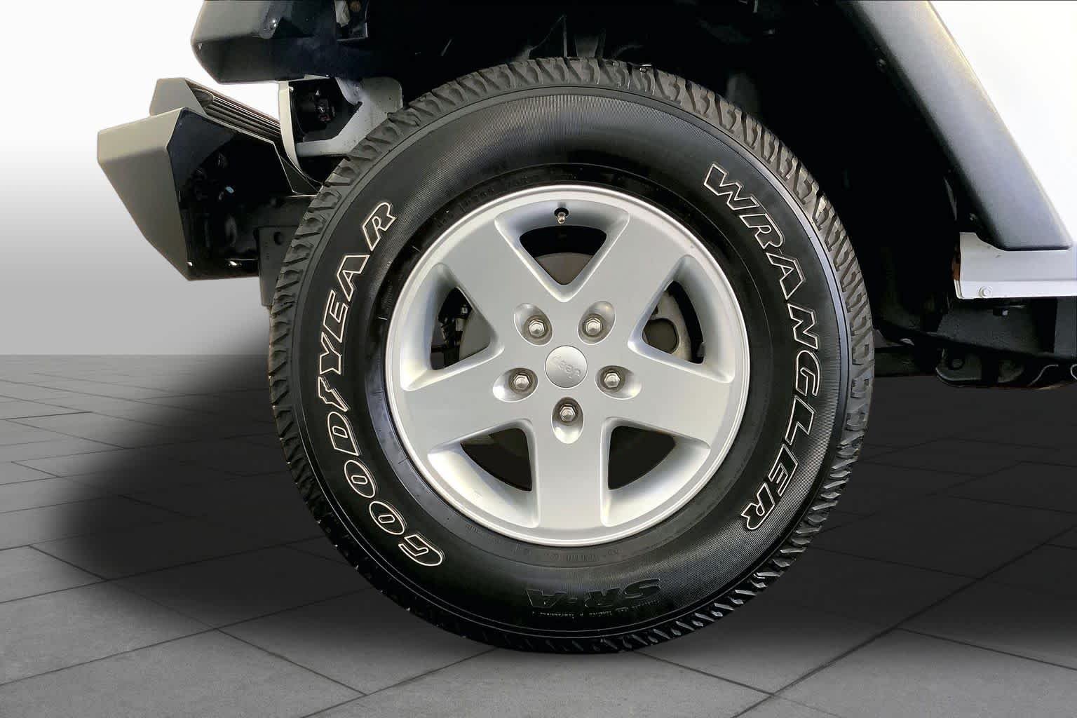 Used 2017 Bright White Clearcoat Jeep Sport image 11