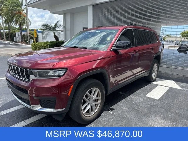 Used 2023 Red Jeep Laredo image 3