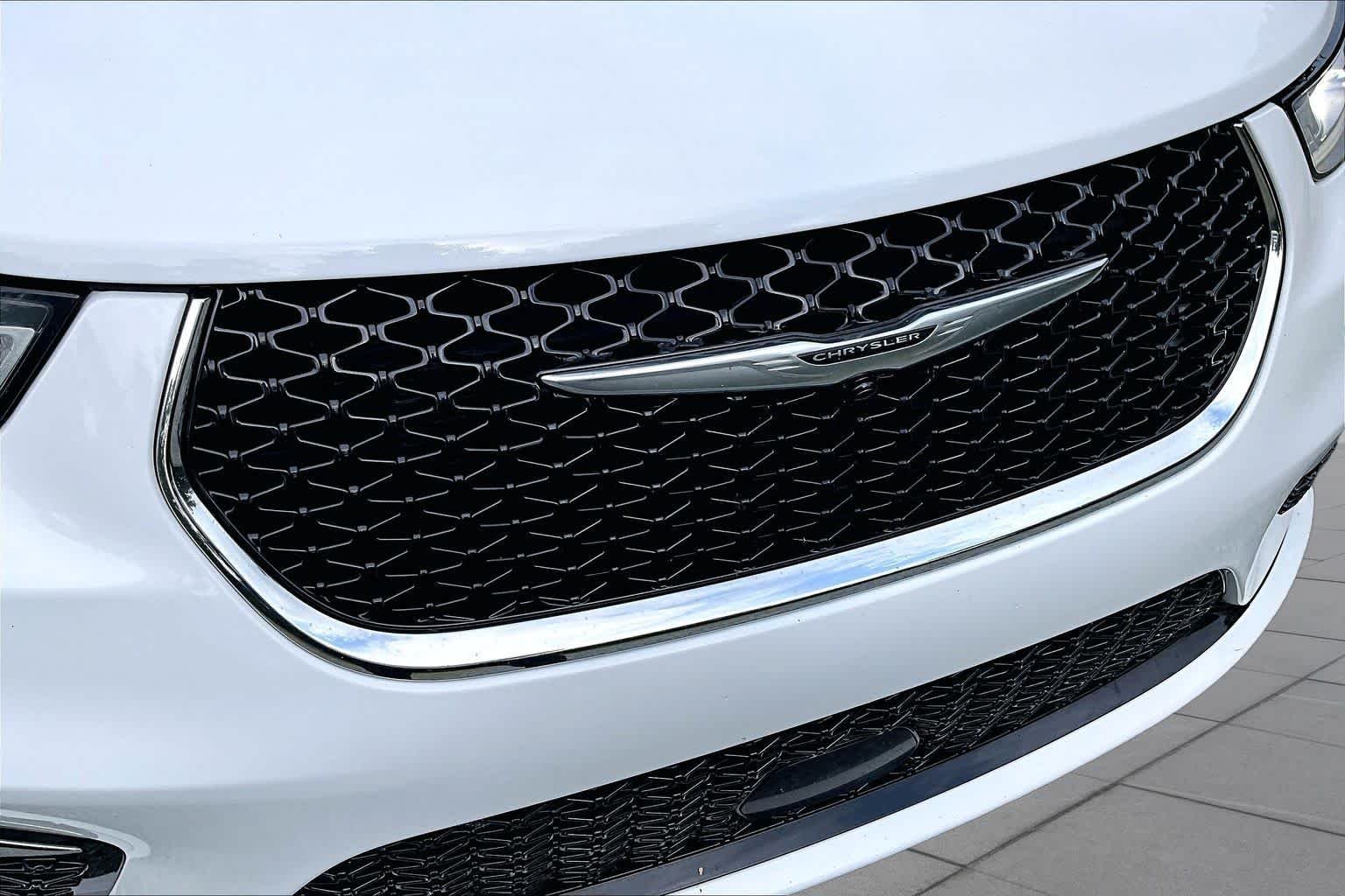 Used 2025 Bright White Clearcoat Chrysler Select image 30