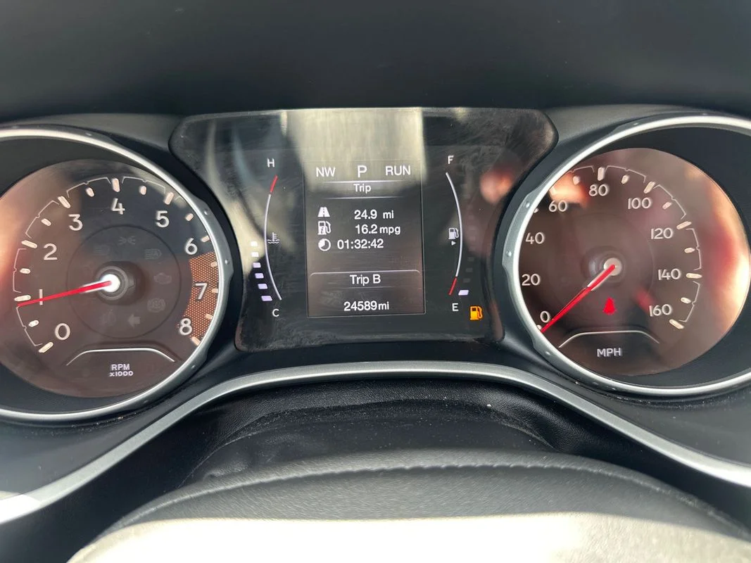 Used 2019  Jeep Latitude FWD image 21