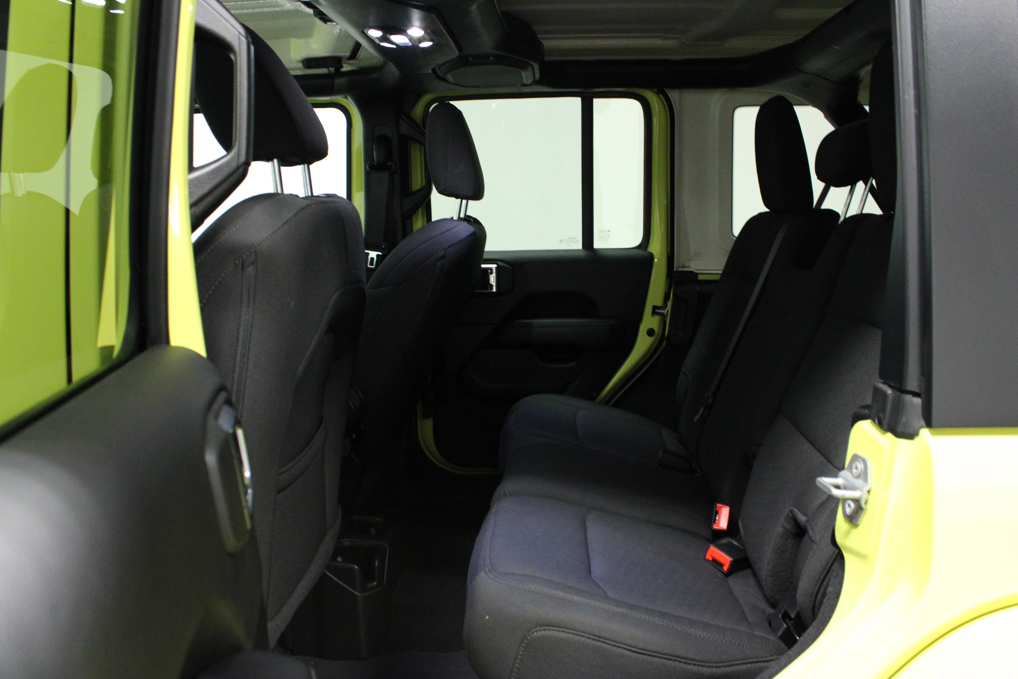 Used 2023 High Velocity Clearcoat Jeep Sahara image 13