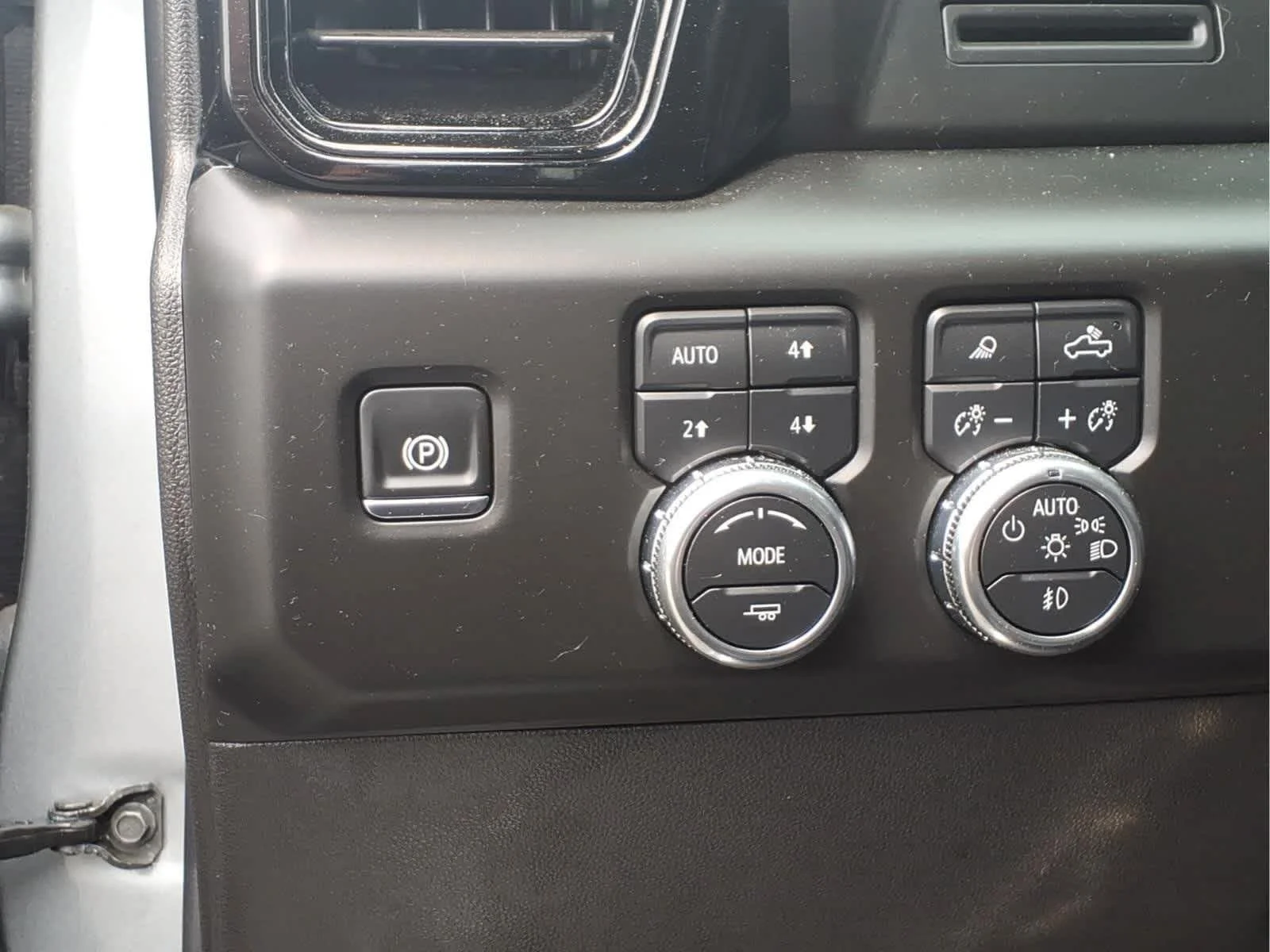 Used 2025 Sterling Metallic GMC AT4 image 13
