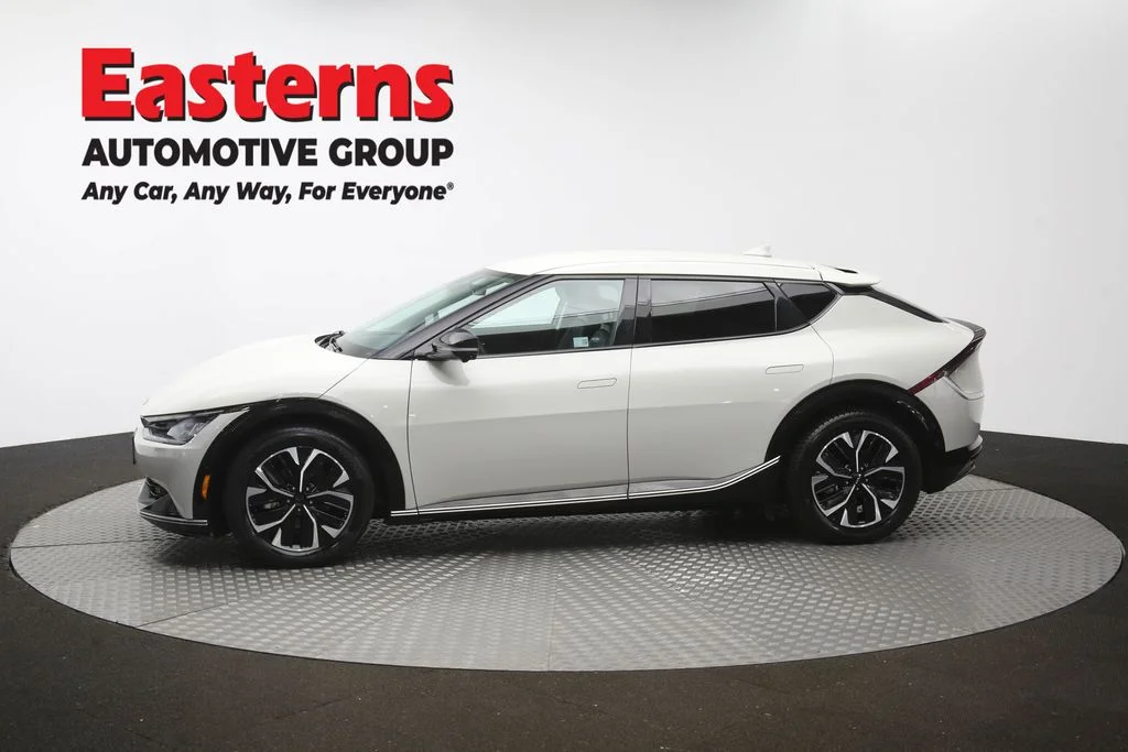 Used 2022 White Kia Wind image 57