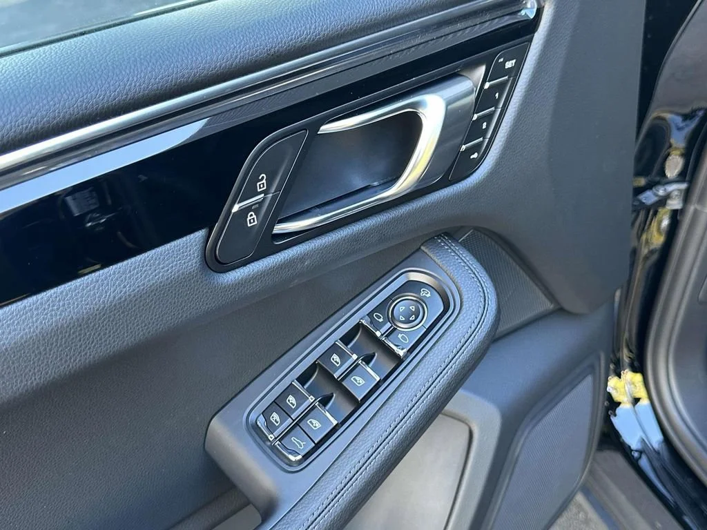 2026 Porsche Macan - Photo 17