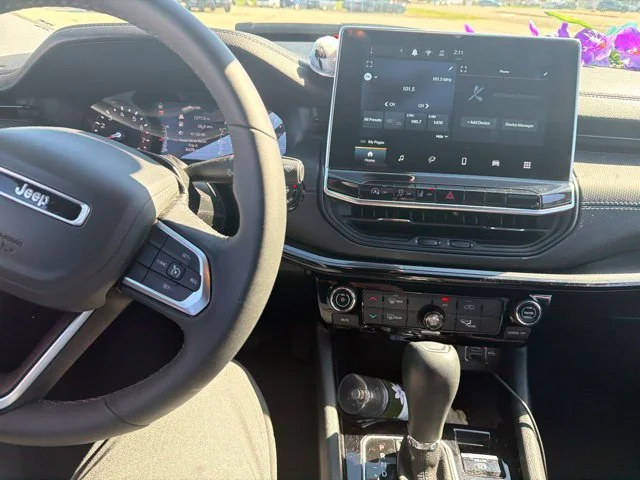 Used 2025 Red Hot Pearlcoat Jeep Latitude image 14