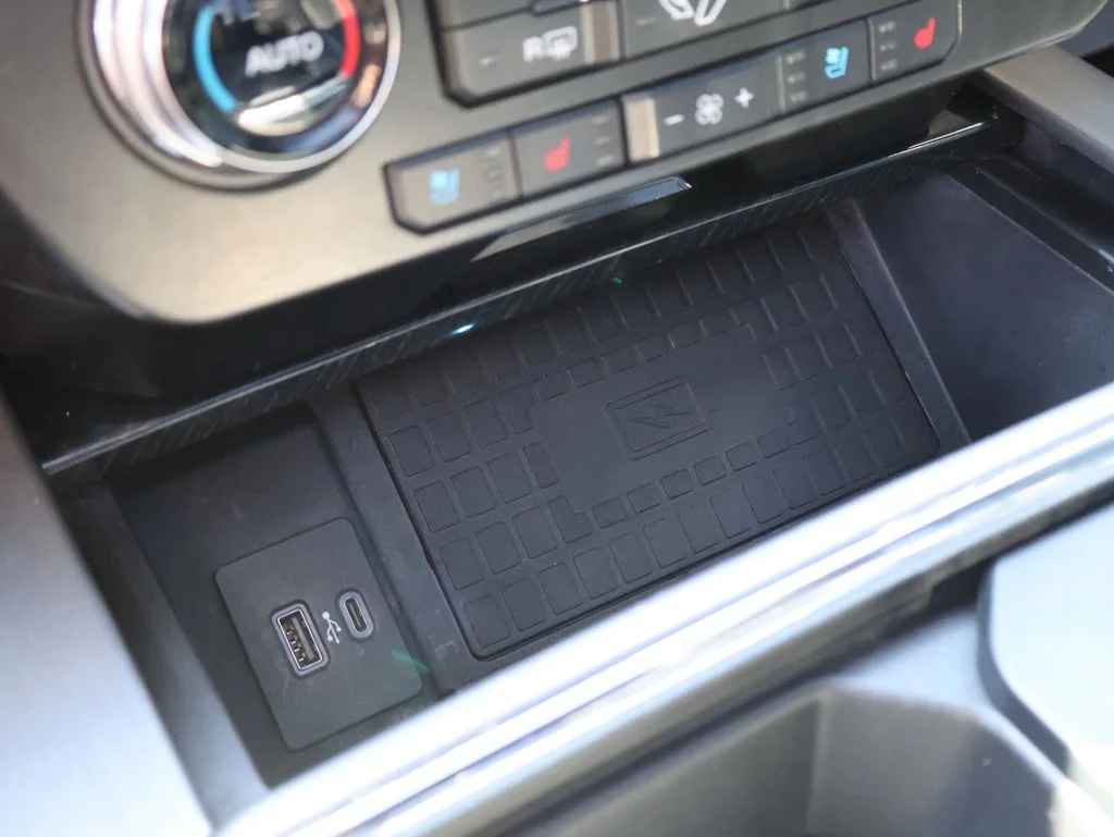 Used 2021 Black Metallic Ford Platinum image 42