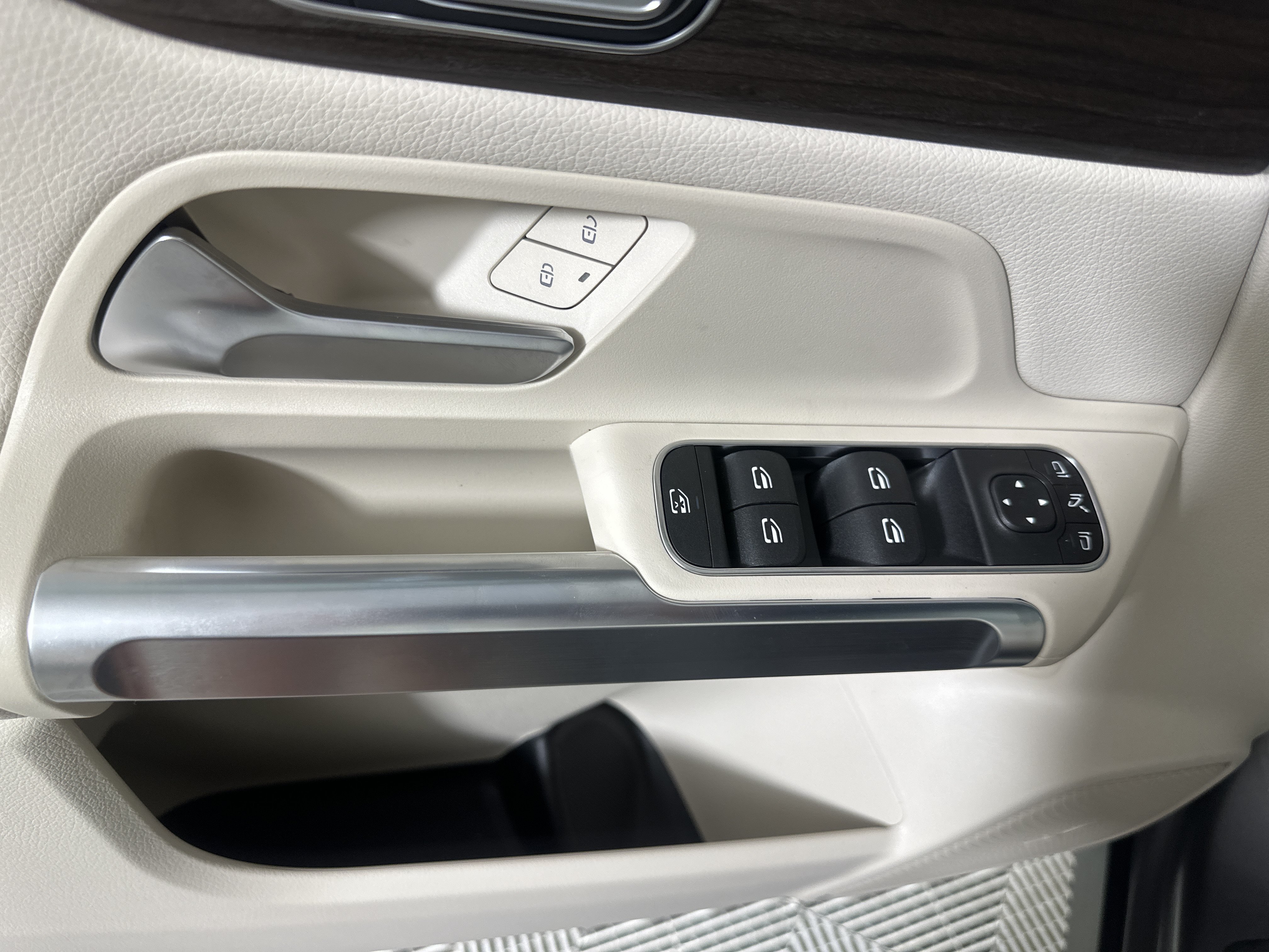New 2026 Mountain Grey Metallic Mercedes-Benz GLB 250 image 37