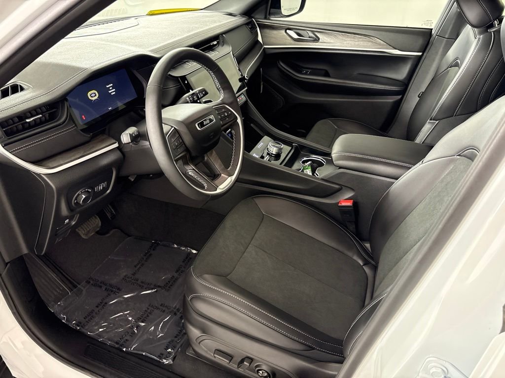 New 2026 Bright White Clear-Coat Exterior Paint Jeep Altitude image 28