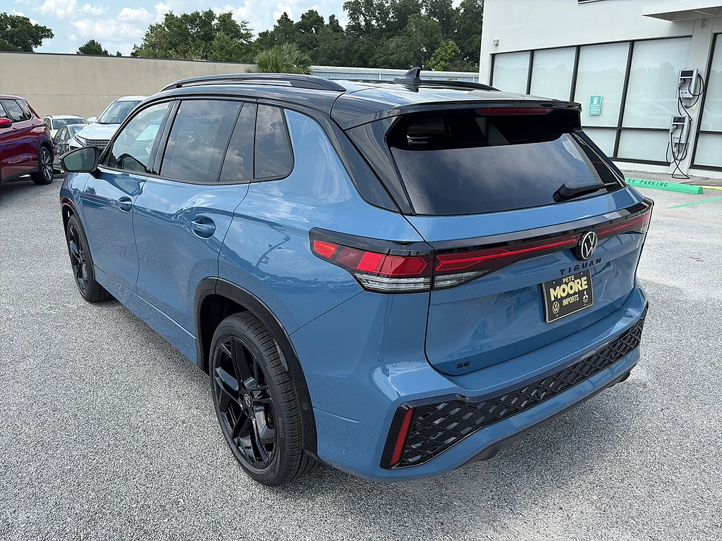 New 2026 Monterey Blue w/ Deep Black Roof Volkswagen SE R-Line Black FWD image 6
