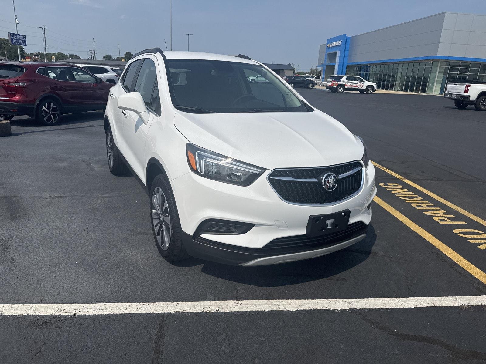 Used 2022 Summit White Buick Preferred image 6