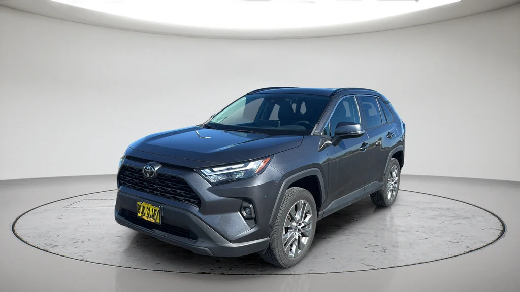 Used 2023  Toyota XLE Premium image 16