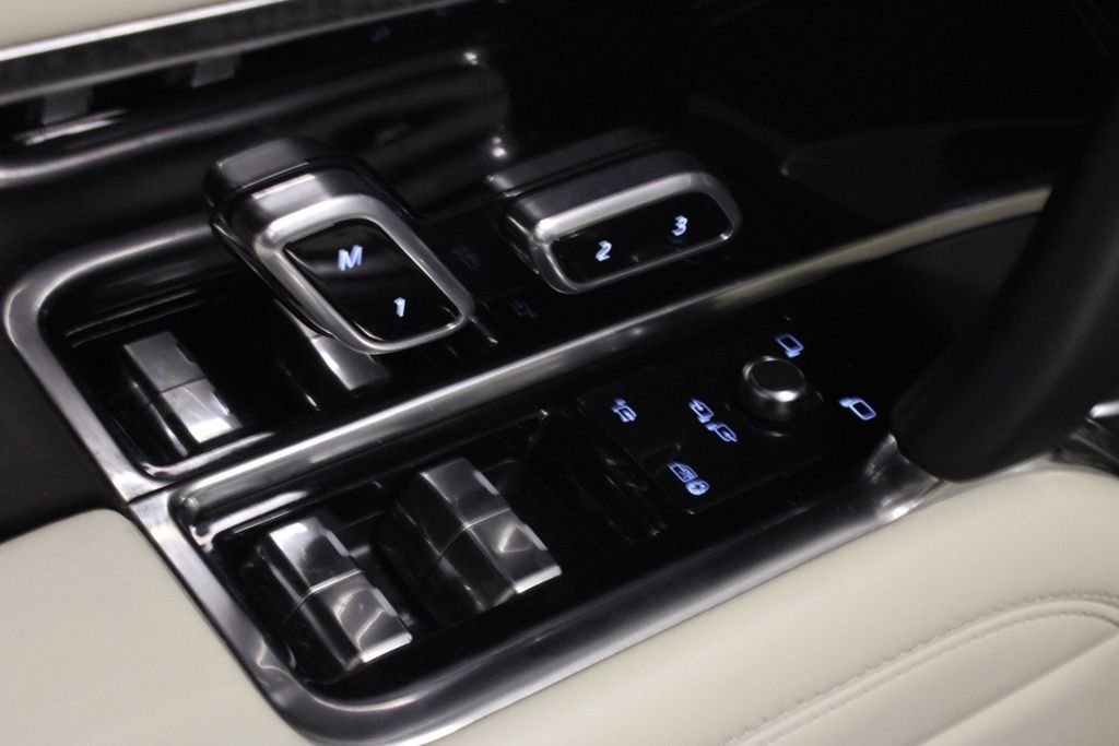 Used 2025  Land Rover SE image 20
