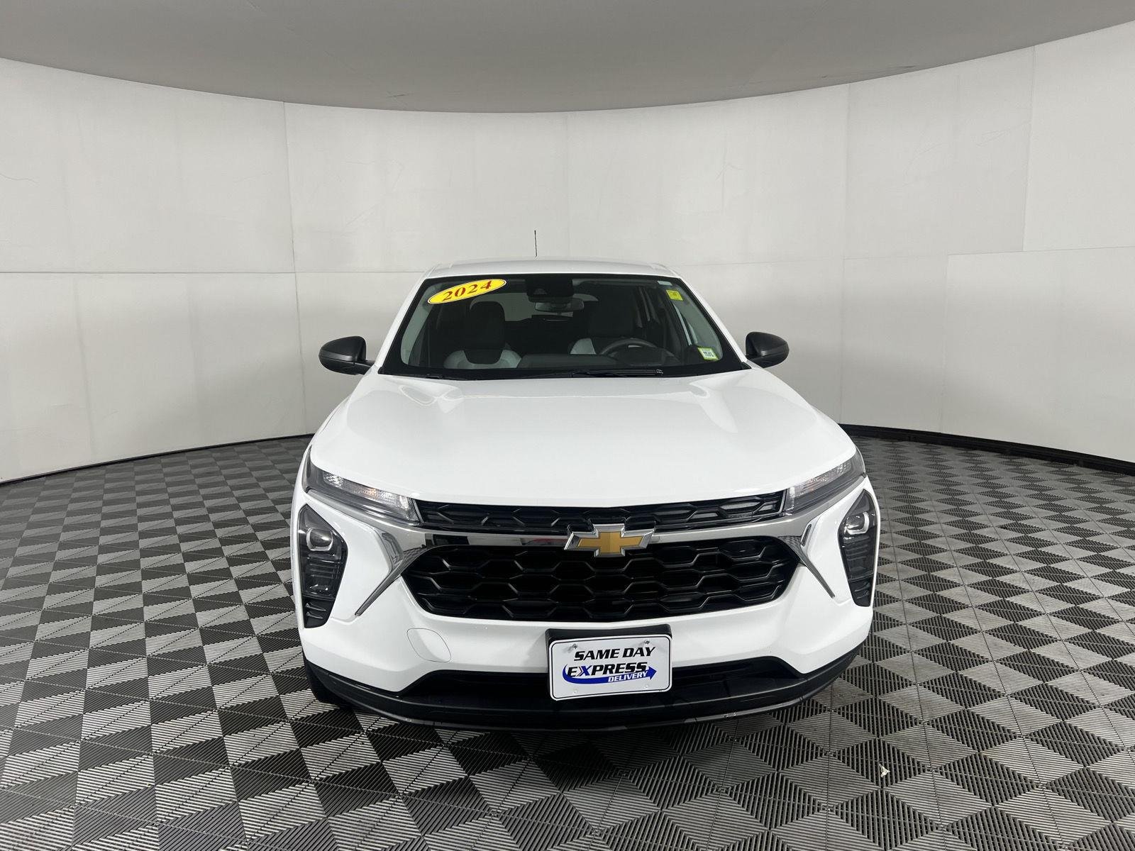Used 2024 Summit White Chevrolet LS image 25