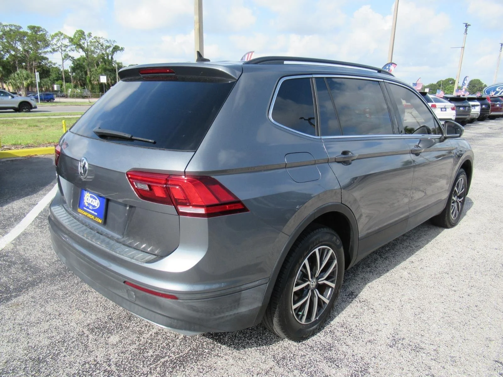 Used 2019 Platinum Gray Metallic Volkswagen SE image 7