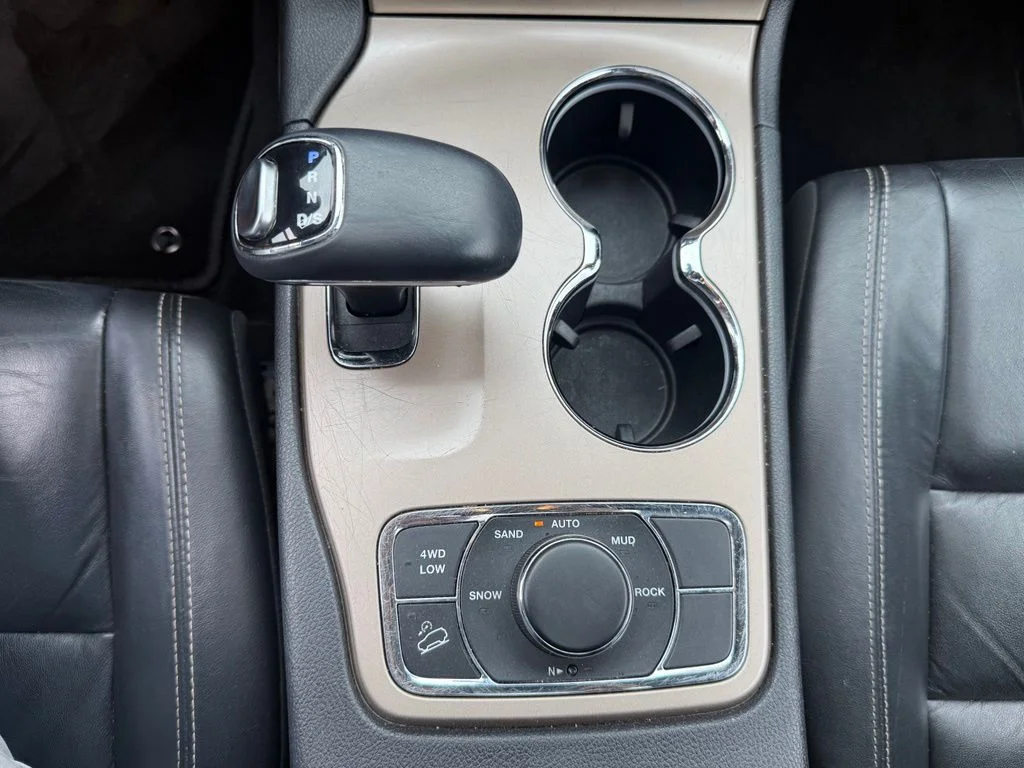 Used 2014 Silver Jeep Limited image 24