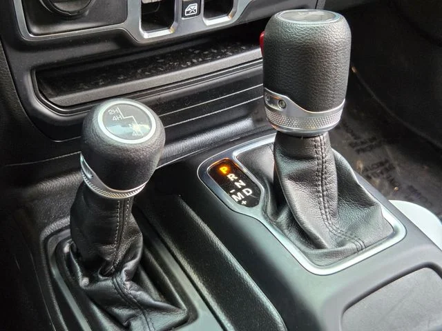 Used 2023  Jeep Sport S image 17