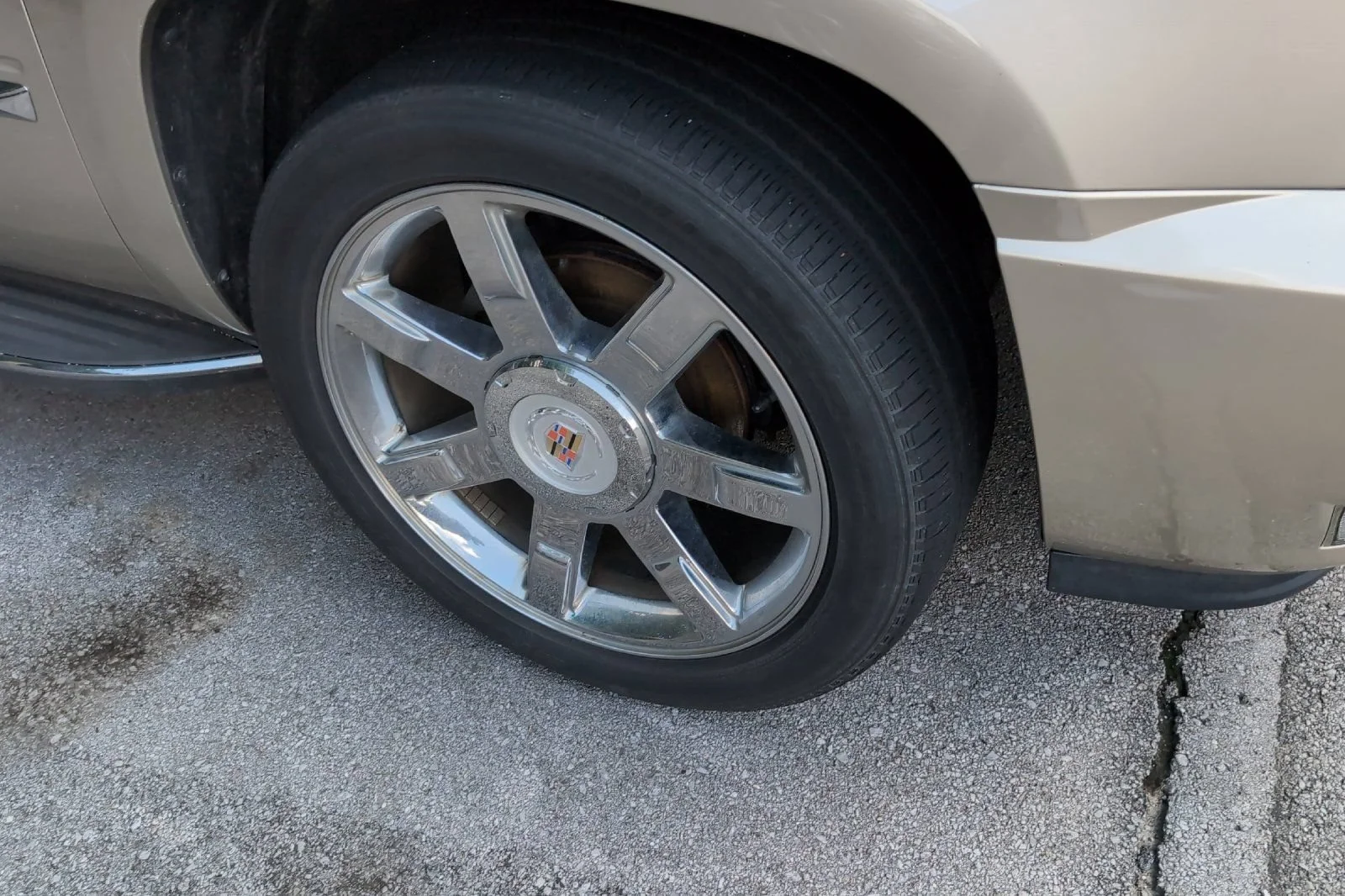 Used 2014 SILVER COAST METALLIC Cadillac Luxury image 2