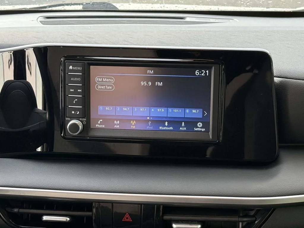 Used 2025 White Nissan S image 19
