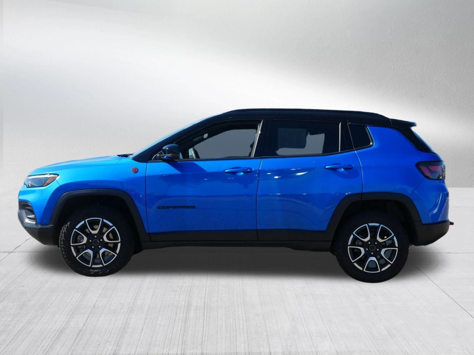 Used 2025 Hydro Blue Pearlcoat Jeep Trailhawk image 4