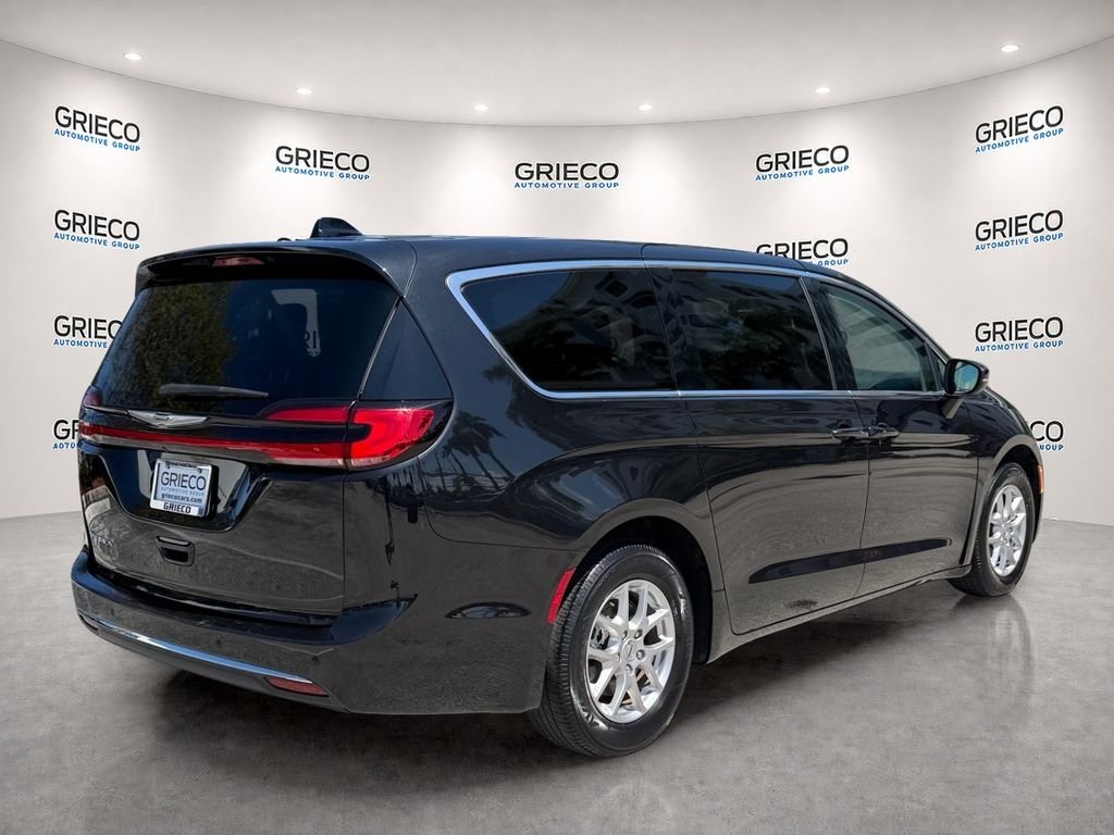 Used 2023 Black Chrysler Touring L image 7