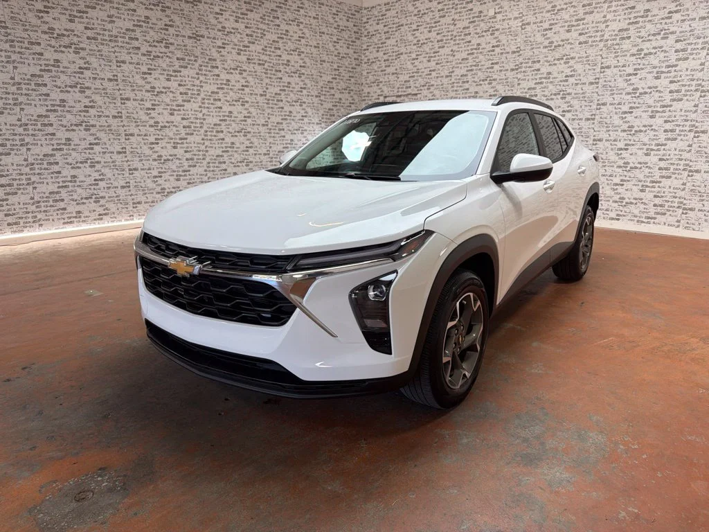 Used 2025 Summit White Chevrolet LT image 3