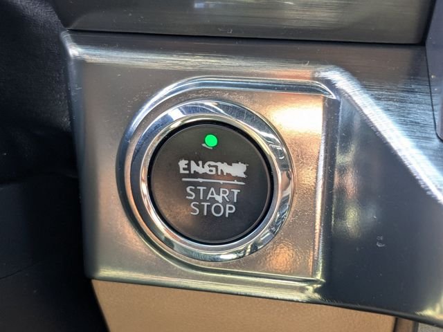 Used 2023 White Metallic Ford Lariat image 23