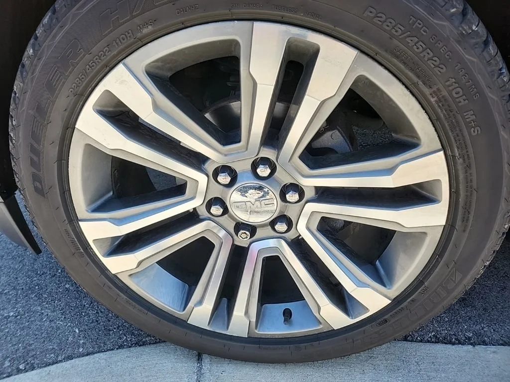 Used 2018 Onyx Black GMC Denali image 25