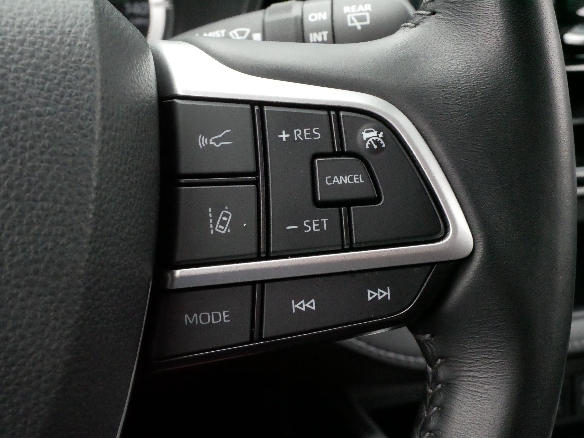 2024 Toyota Highlander LE - Photo 26