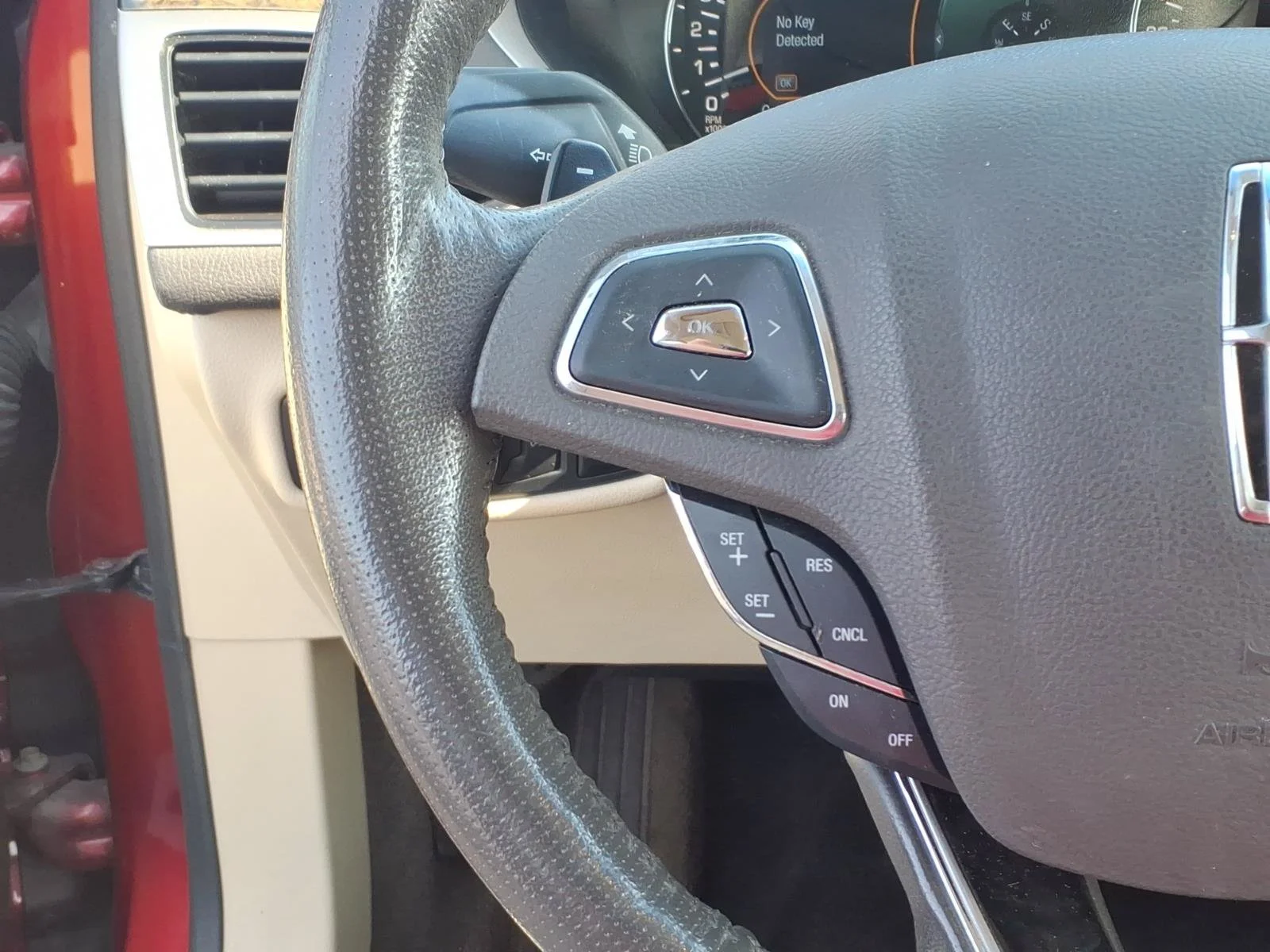 Used 2014 Ruby Red Metallic Lincoln Base image 17