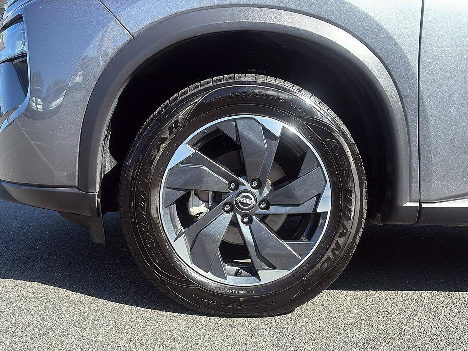Used 2025 Gun Metallic Nissan SV image 9