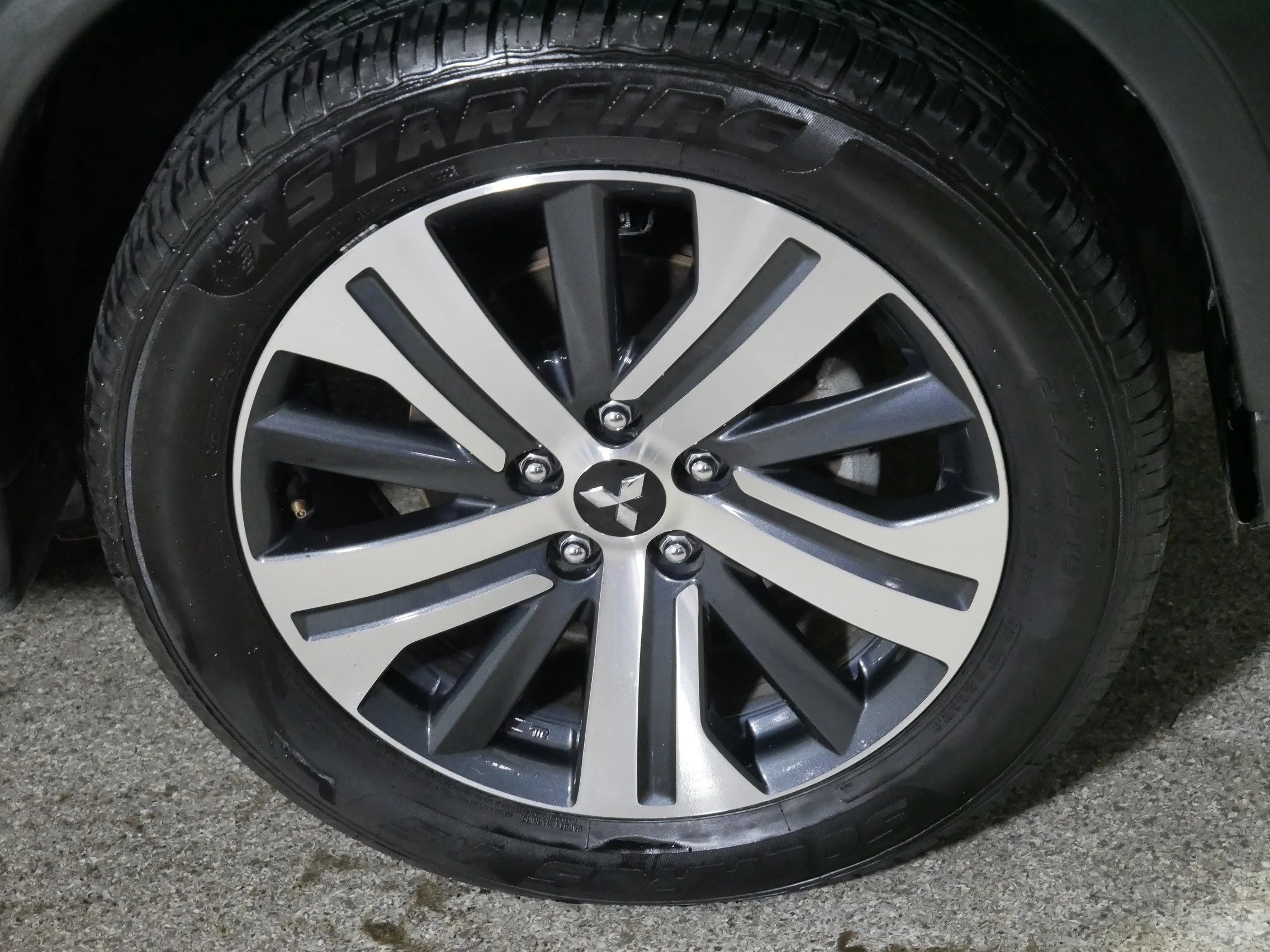 Used 2024 Labrador Black Pearl Mitsubishi SE image 15