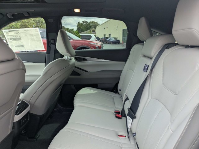 New 2027 RADIANT WHITE INFINITI Luxe AWD image 14