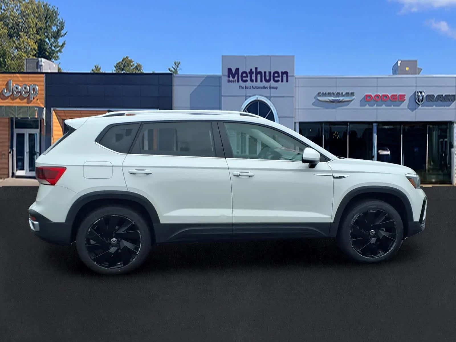 Used 2023 Pure White Volkswagen SE image 4