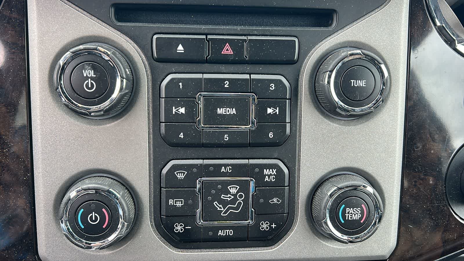 Used 2015 White Platinum Metallic Tri-Coat Ford Platinum image 12