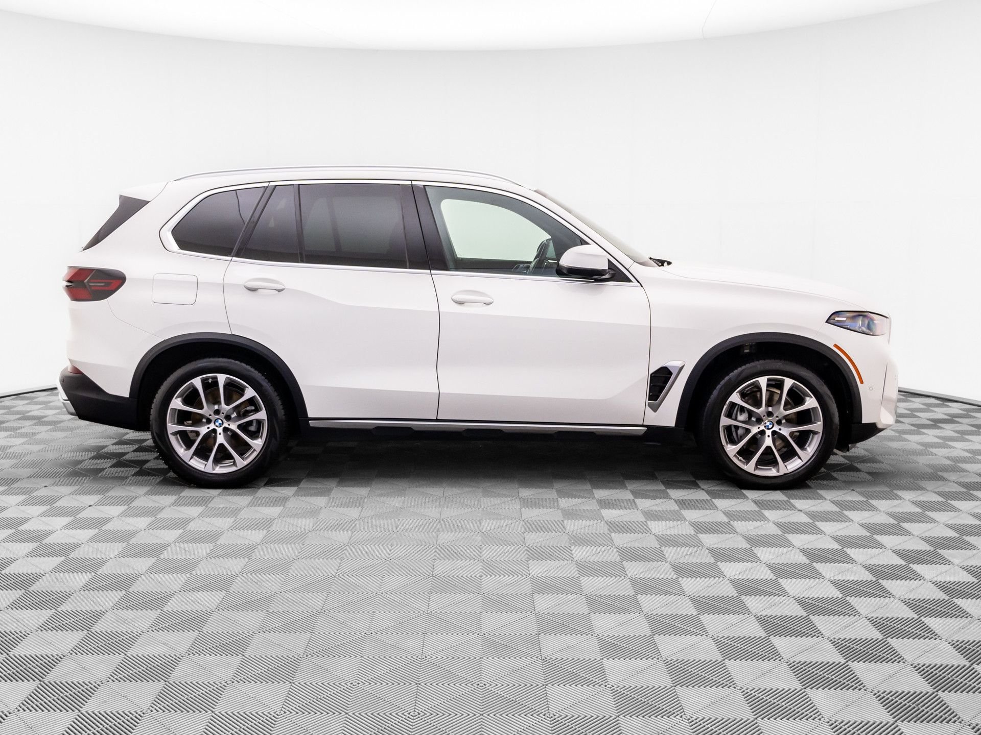 Used 2024 White BMW xDrive40i image 6