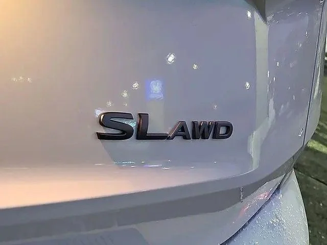 Used 2025 White/off-white Nissan SL image 6