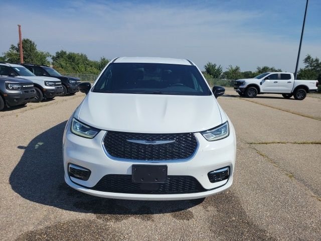 Used 2025 Bright White Clearcoat Chrysler Select image 20