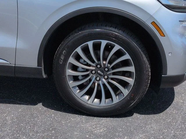 Used 2021 Silver Lincoln Reserve image 11