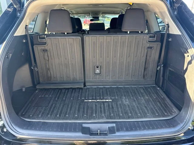 2023 Toyota Highlander LE - Photo 18