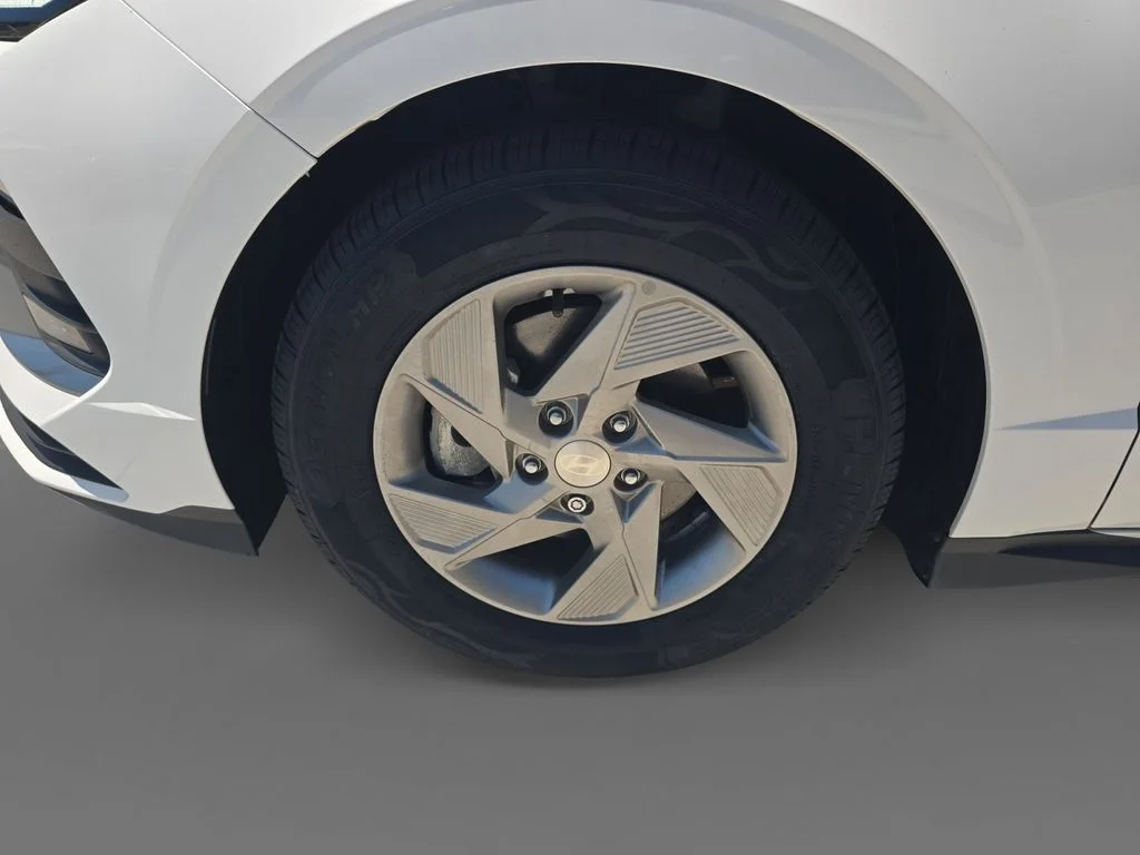 Used 2025 Serenity White Hyundai SE image 9